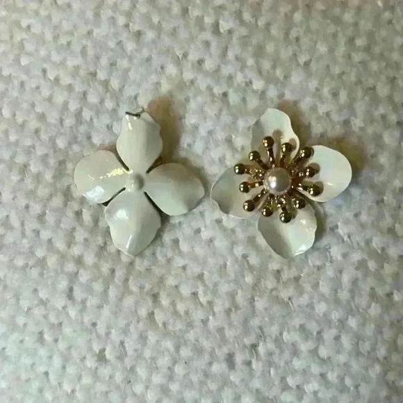 White flower stud earrings - Picture 2 of 2